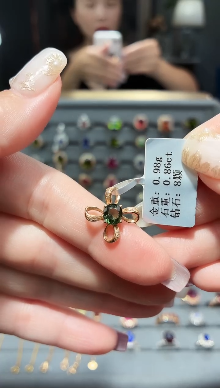 颈饰18K金镶嵌碧玺0.86.