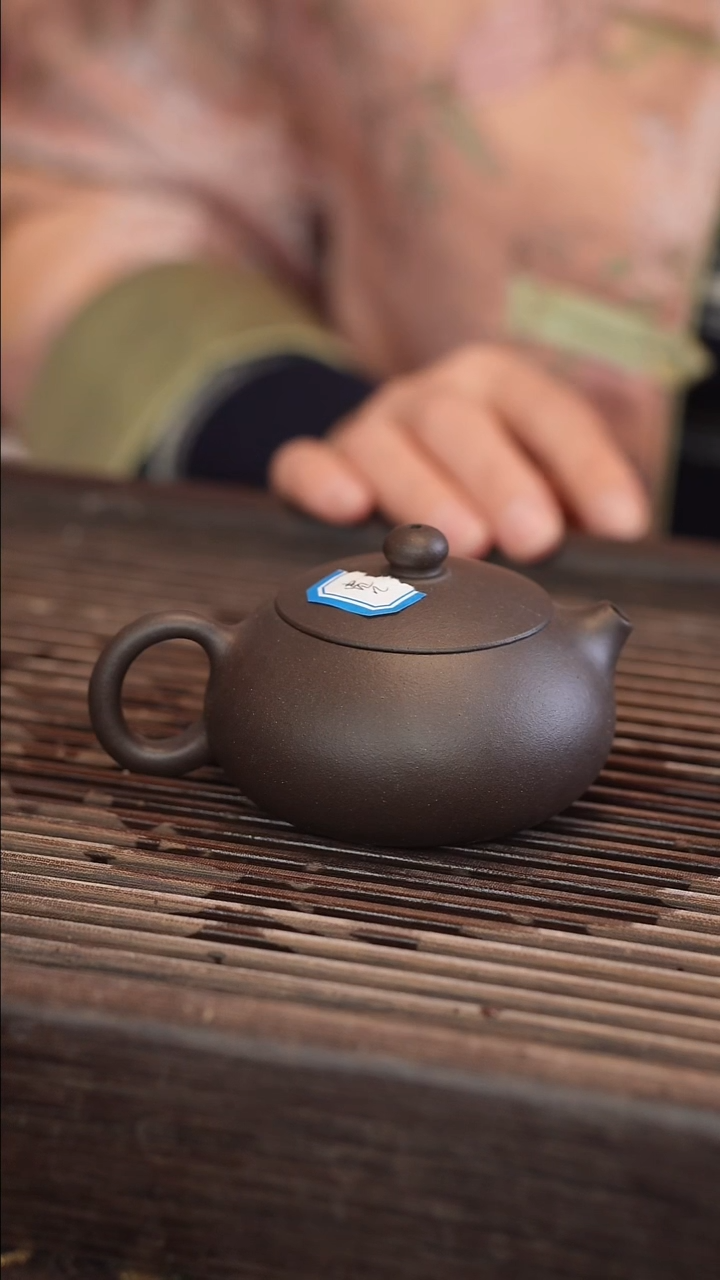 茶壶紫砂扁西施 黑金砂 半手工 140cc【宽口】