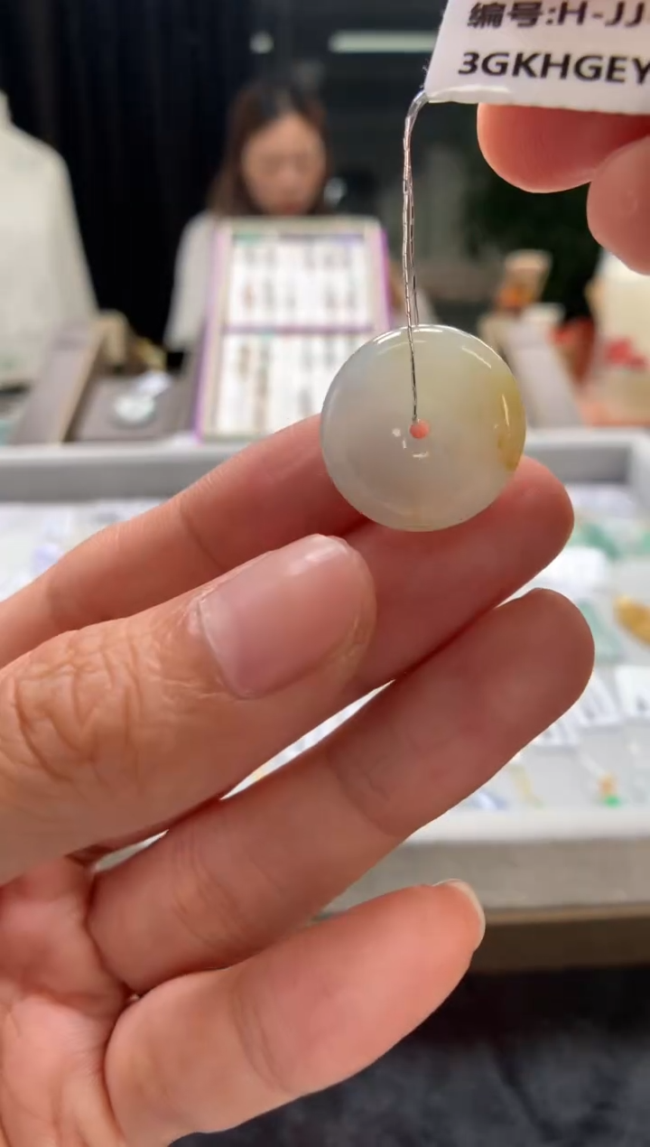 翡翠未镶嵌颈饰平安扣