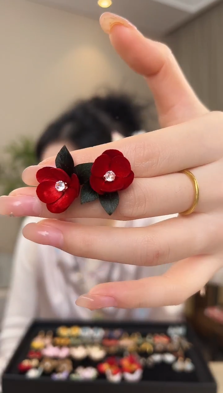 刺绣红色山茶花耳钉