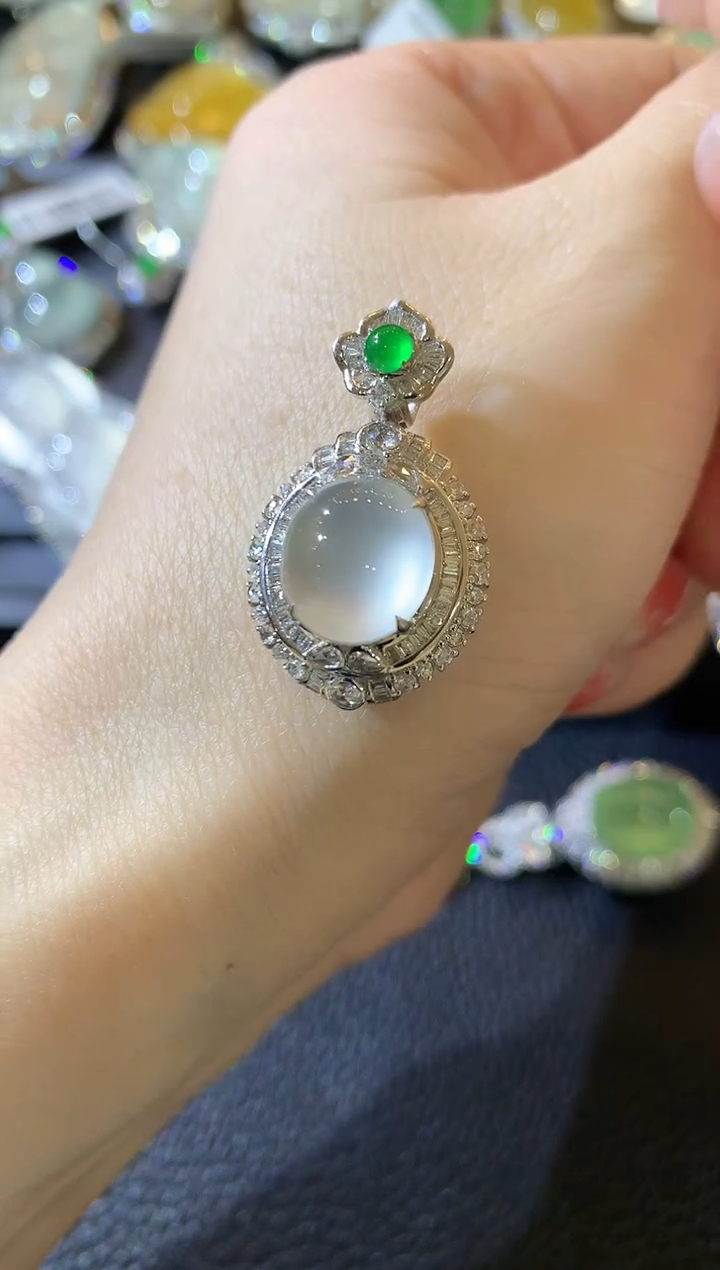 【闪购商品】翡翠吊坠(不含链)18K金镶嵌F33  