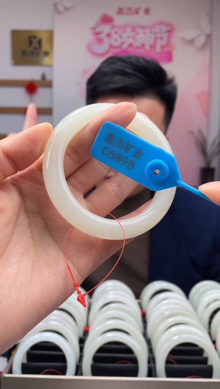 【闪购商品】和田玉手镯未镶嵌翠胶猫 C5898 圈口57-58