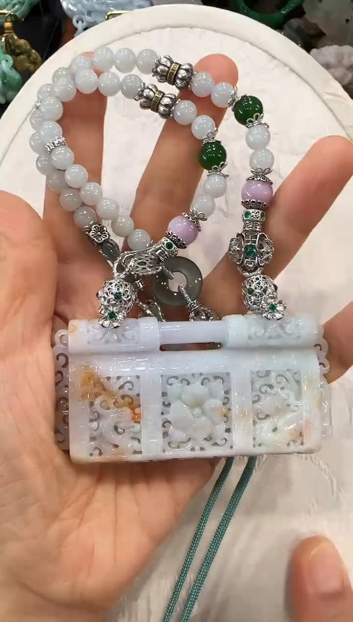 翡翠未镶嵌颈饰国风