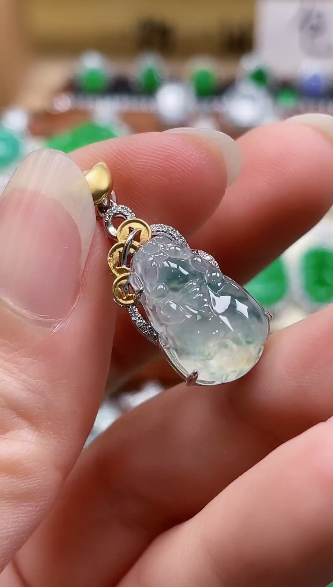 颈饰18K金镶嵌翡翠吊坠