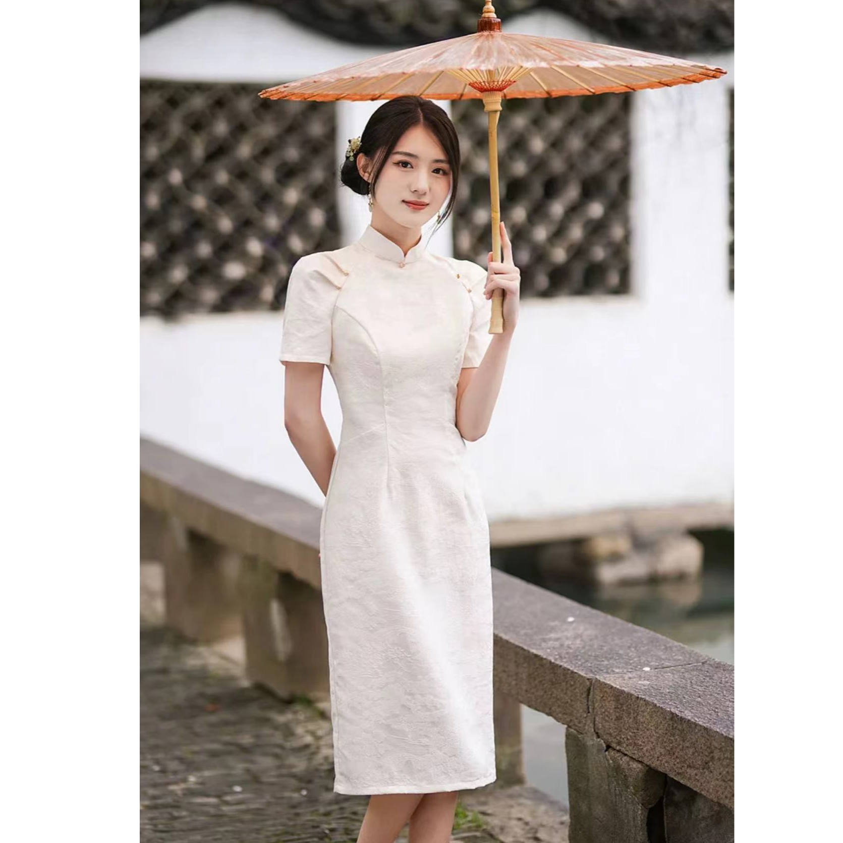 332-米白  【清明上河图 】后开叉 改良 旗袍