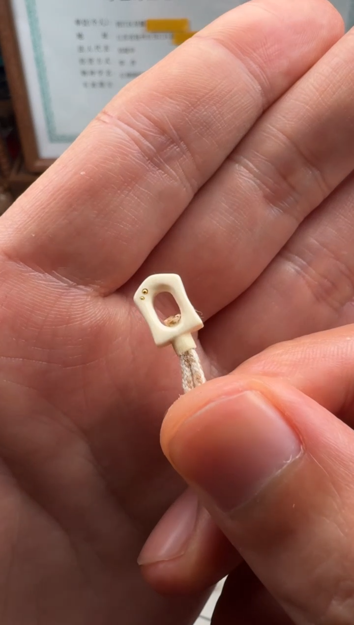 把件猛犸象牙航****地雕刻尾束配饰