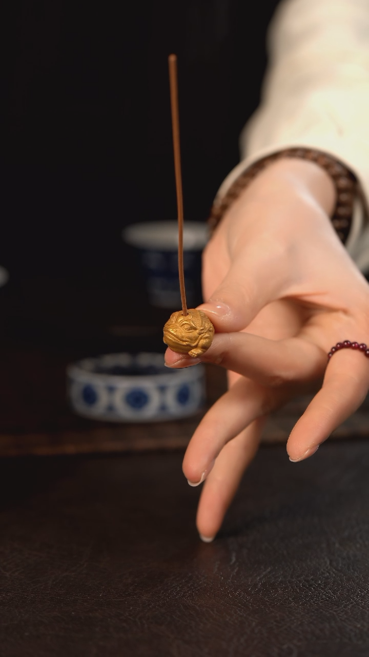 【闪购商品】杯云霞珍藏描金金蟾香插