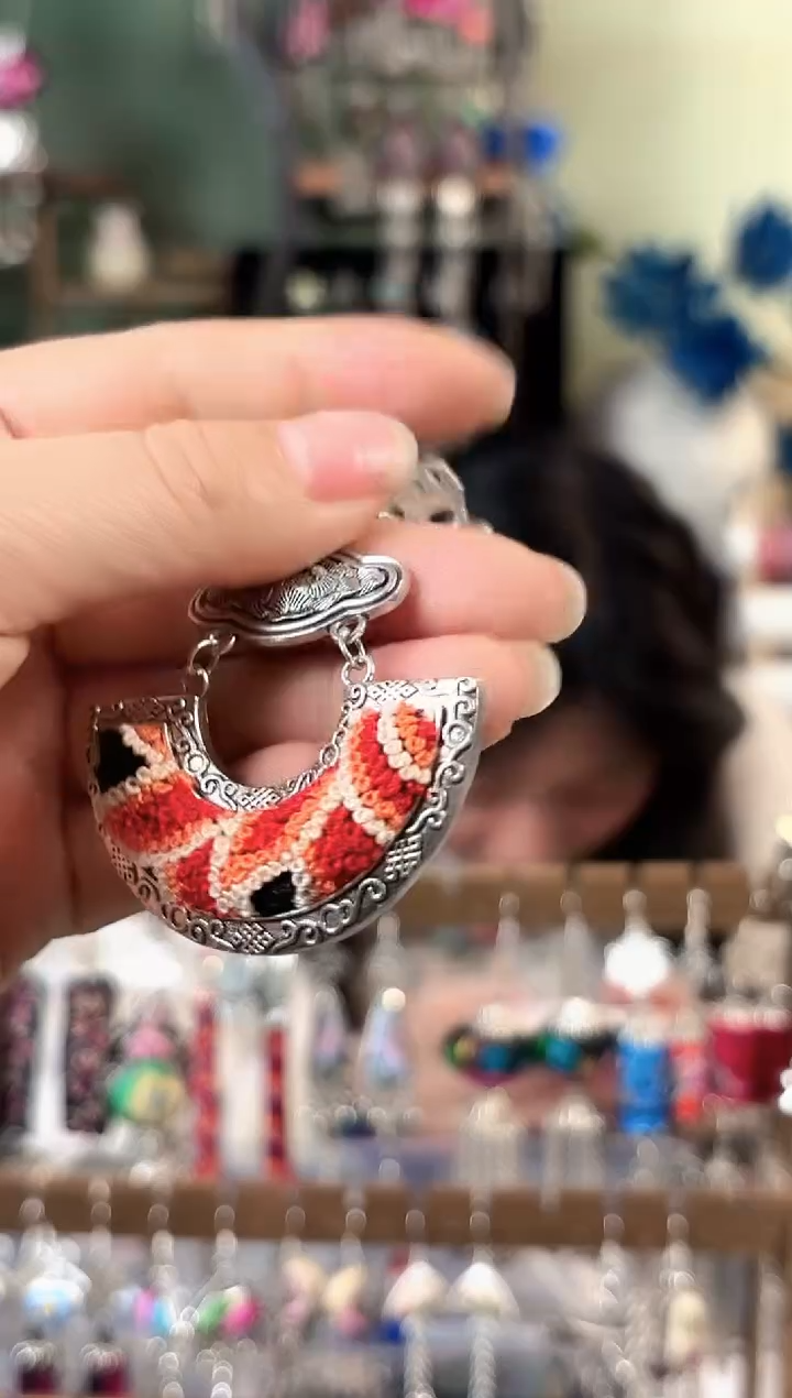 彩云南阁非遗老绣饰品660