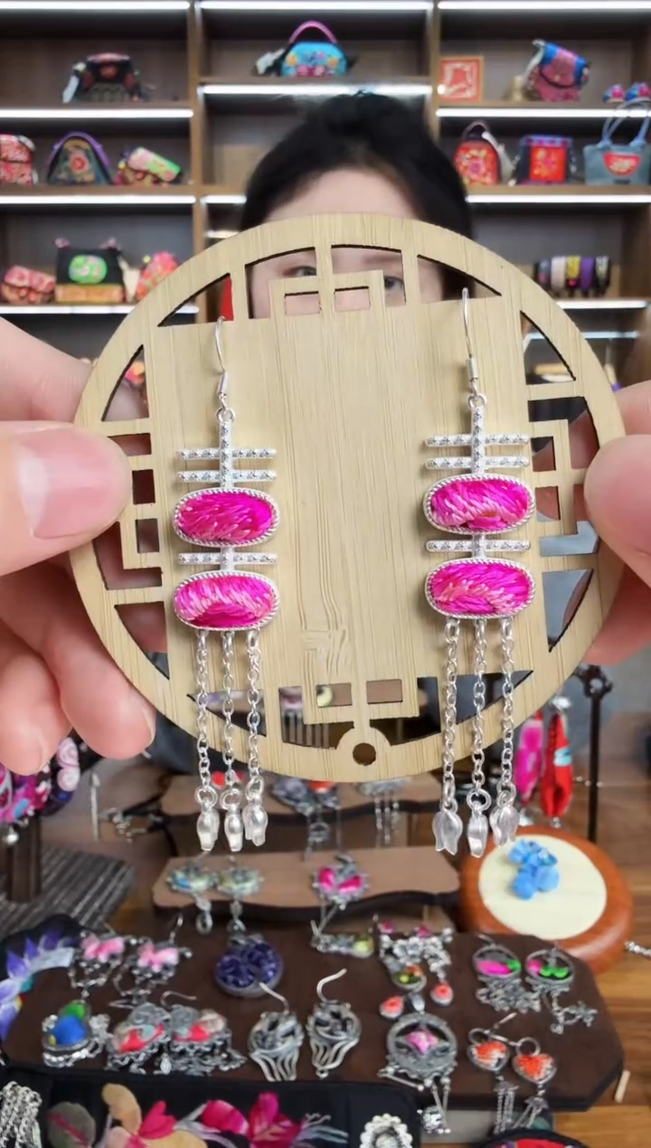【闪购商品】织绣99蒙阿苏苗绣传承