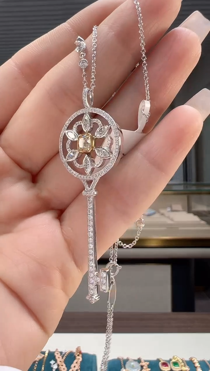 【闪购商品】钻石套链18K金镶嵌钻石大钥匙项链K白