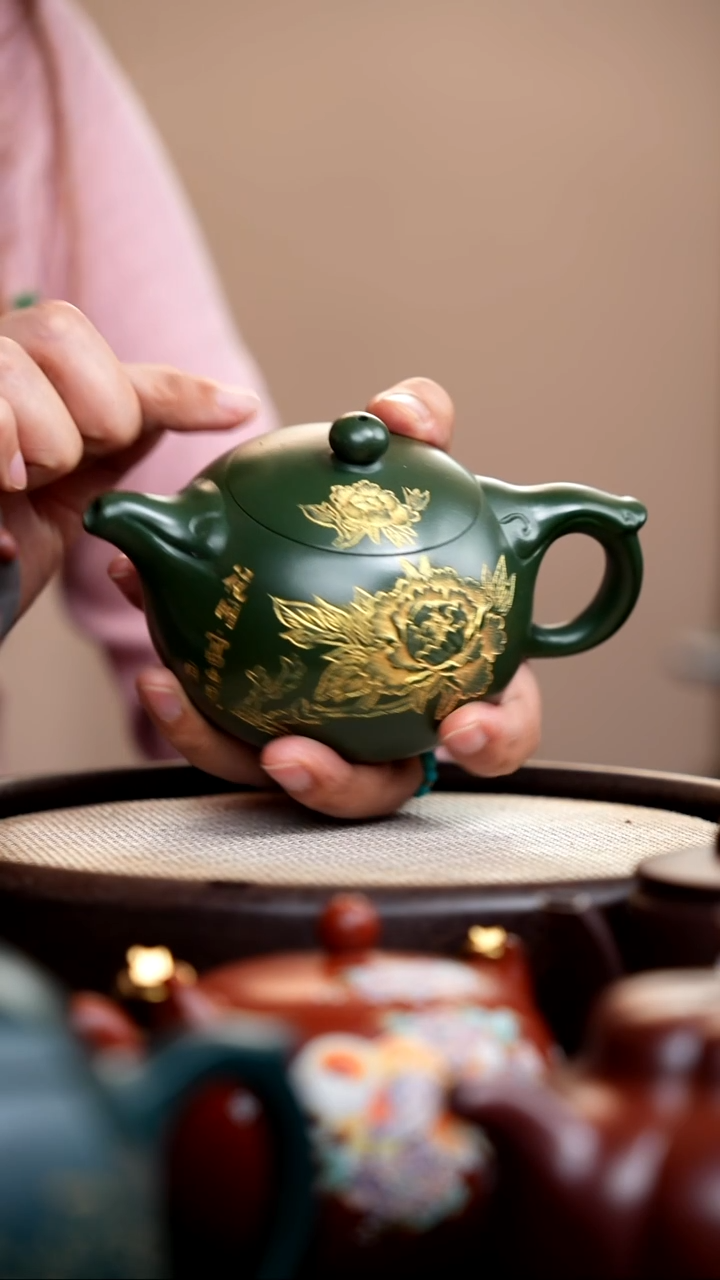 茶壶紫砂民国绿西施如意刻牡丹金