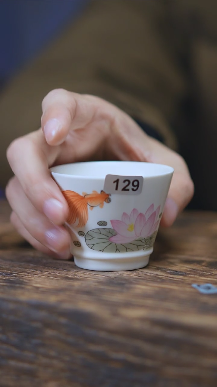 【闪购商品】129景德镇手绘金鱼荷花杯