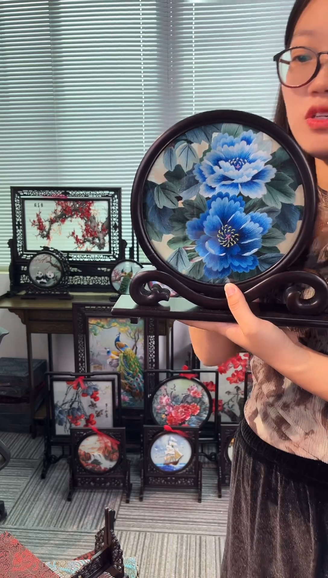 织绣以芊手扇摆台