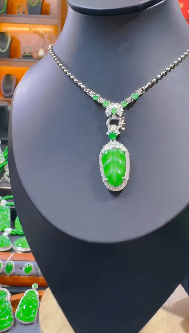 翡翠未镶嵌吊坠(赠链)天然a货翡翠