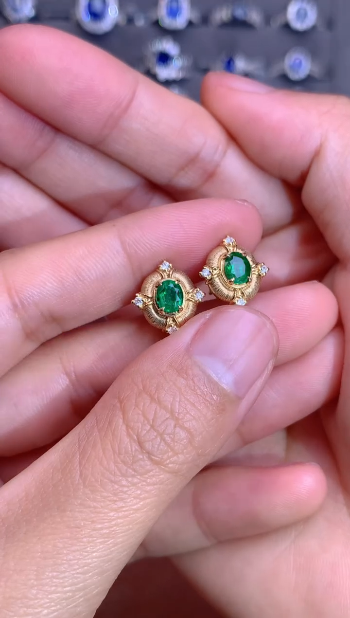 【闪购商品】祖母绿耳钉18K金镶嵌1.01CT