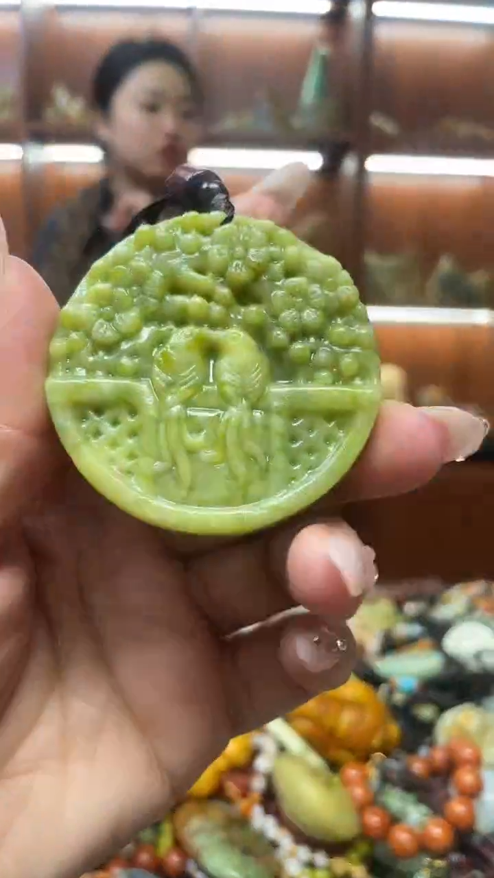 未镶嵌蛇纹石玉吊坠  