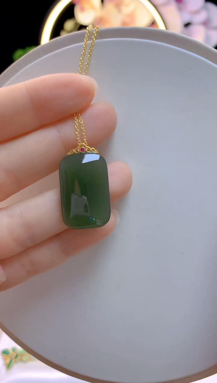 和田玉18K金镶嵌吊坠(赠链)无事牌