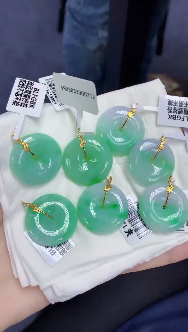 翡翠18K金镶嵌颈饰天然缅甸翡翠A货多样性发其一