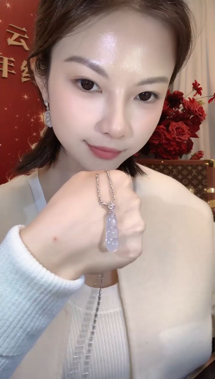 吊坠(不含链)18K金镶嵌翡翠不****。D65