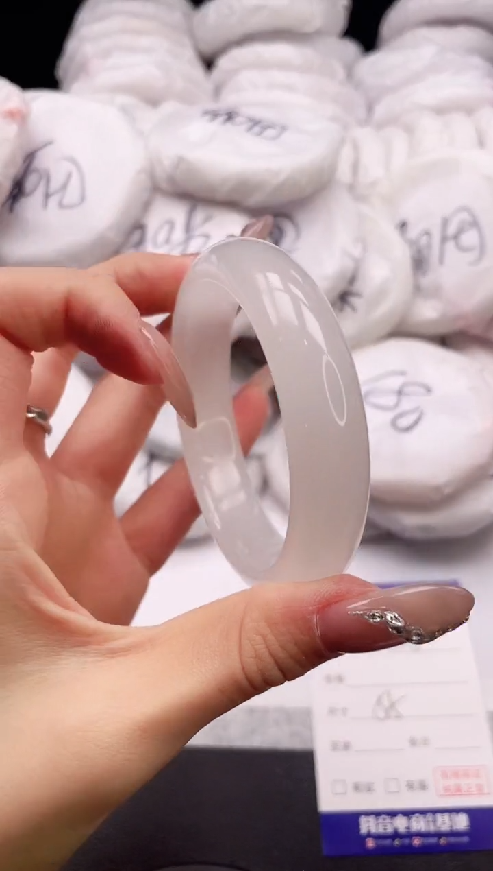 【闪购商品】石英质玉手镯未镶嵌6K228-55