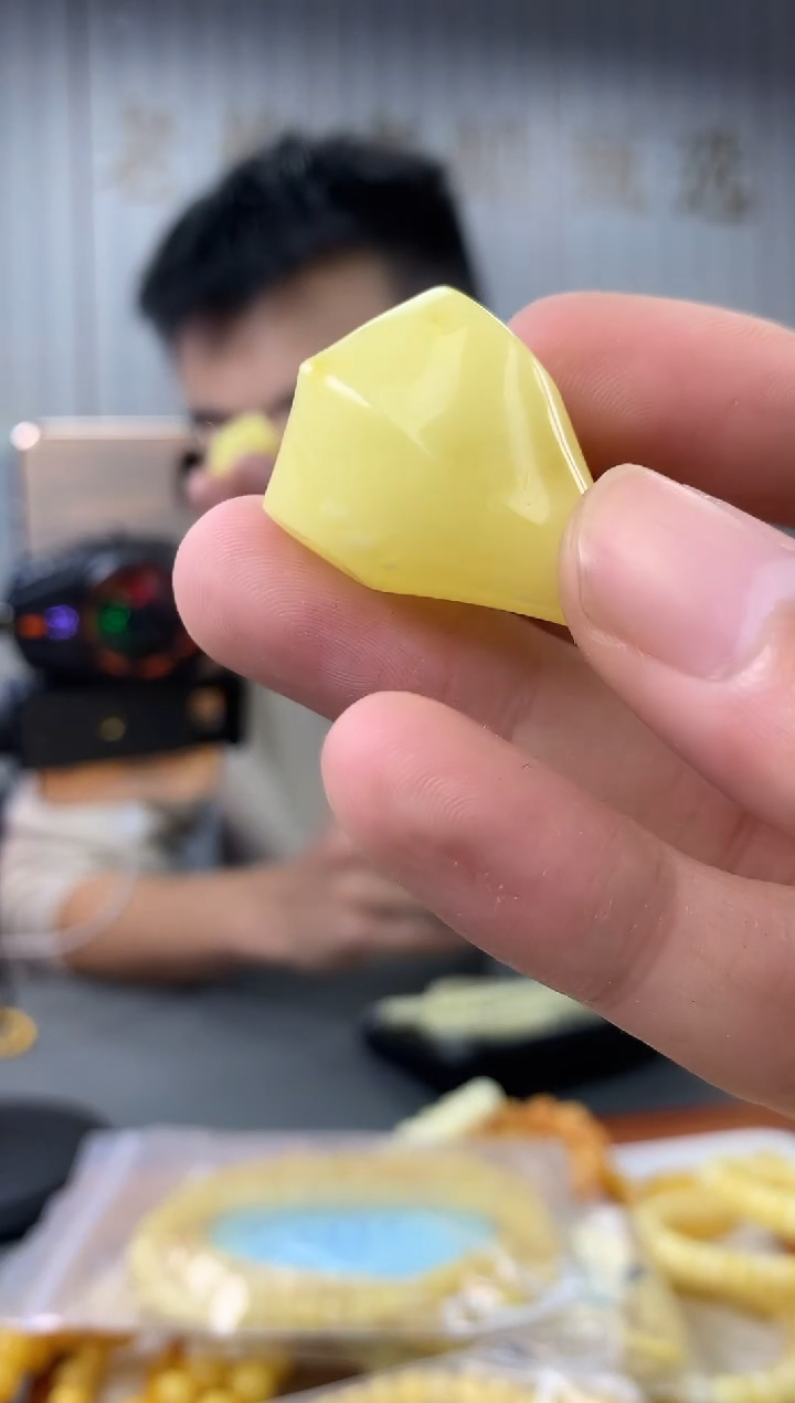 【闪购商品】蜜蜡裸石未镶嵌三通