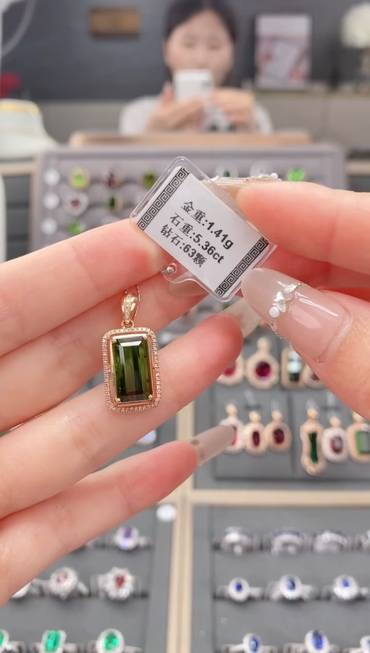 18K金镶嵌颈饰碧玺5.36   