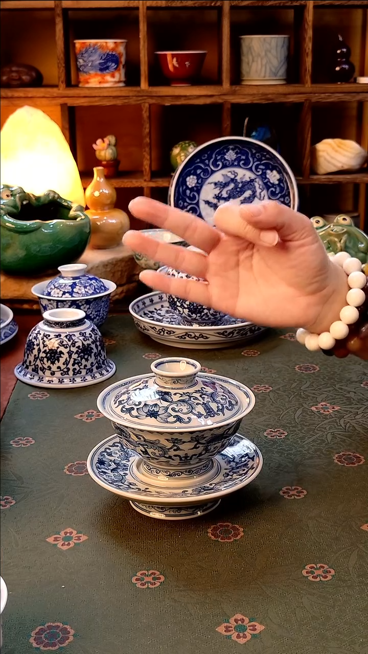 【手工手绘蝶恋花青花三才盖碗】