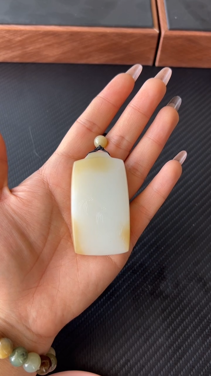 【闪购商品】和田玉吊坠(赠链)未镶嵌且末金山微色差
