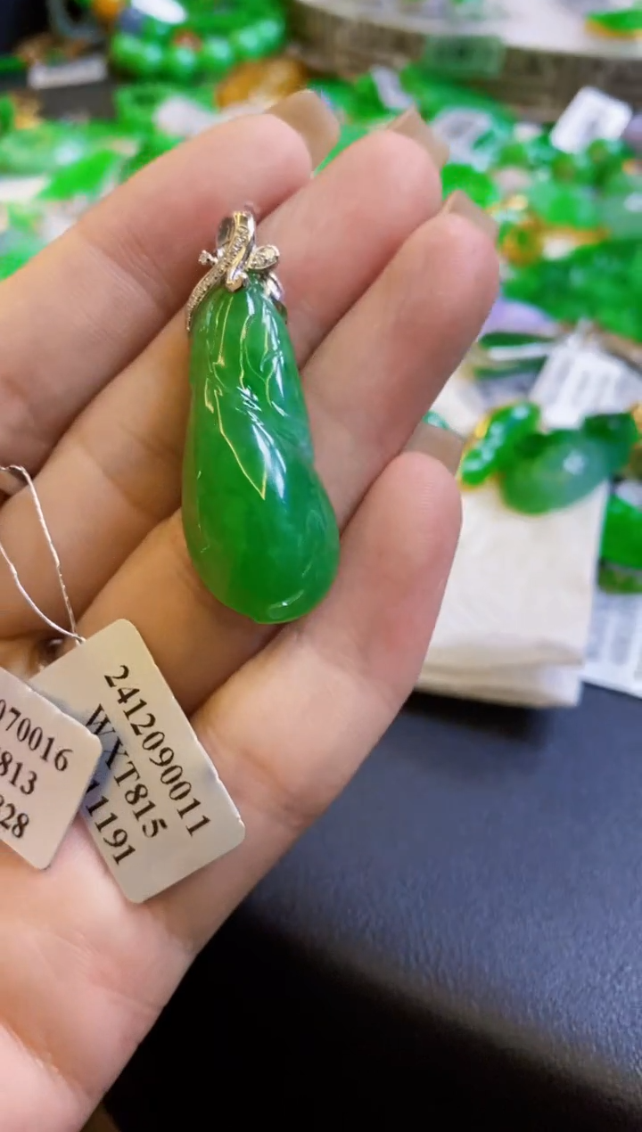 【闪购商品】翡翠颈饰18K金镶嵌瓜