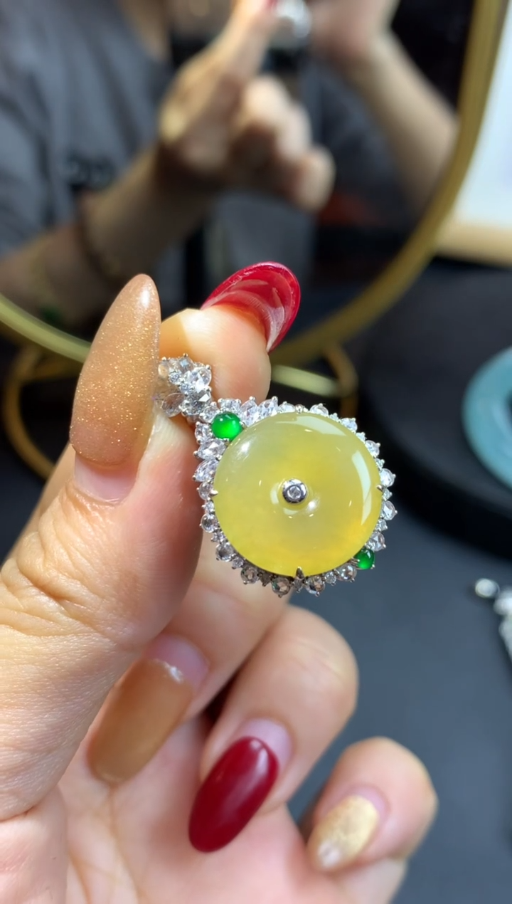 【闪购商品】翡翠颈饰18K金镶嵌翡翠平安扣