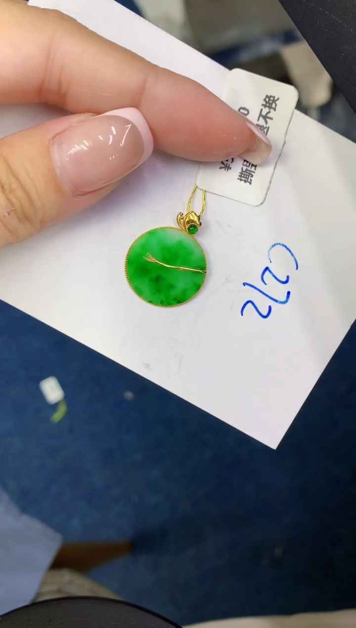 翡翠18K金镶嵌颈饰缅甸天然翡翠A货