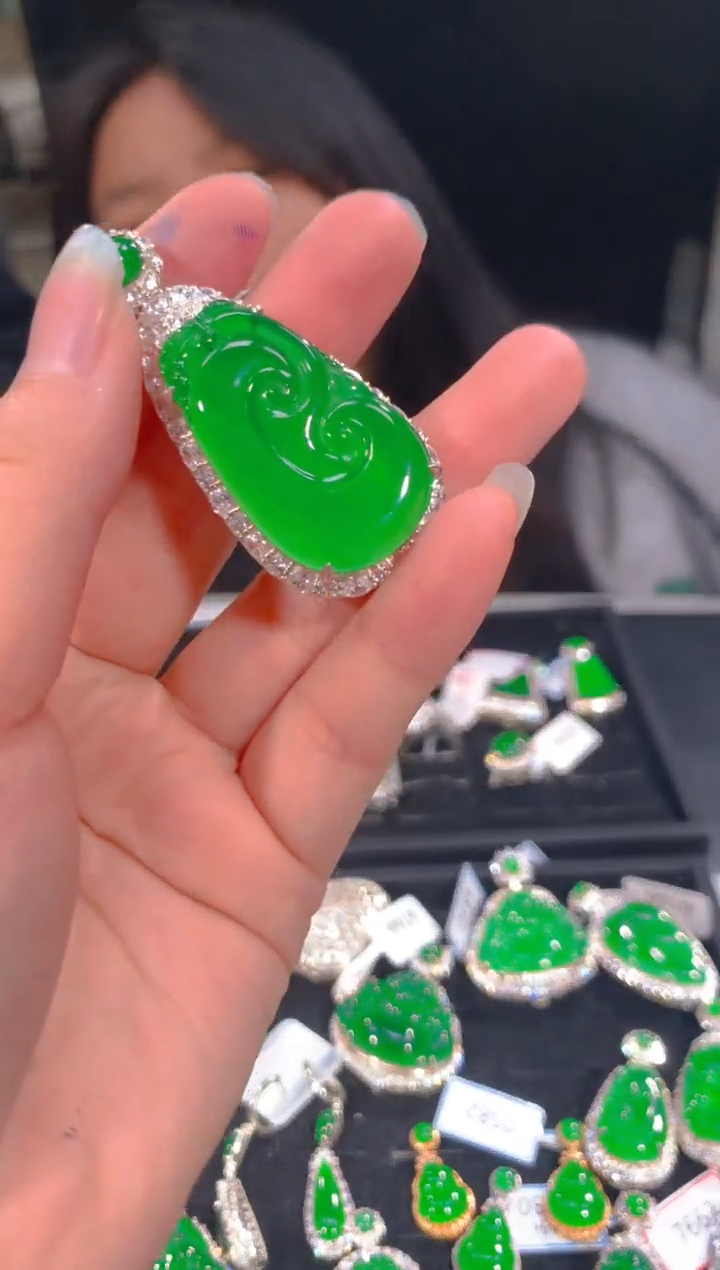 【闪购商品】定制翡翠未镶嵌95定制翡翠，多样性发货（发其一）