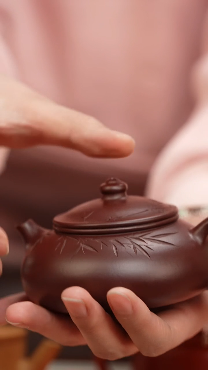 【闪购商品】紫砂茶壶紫袍玉沙竹刻寒江150cc