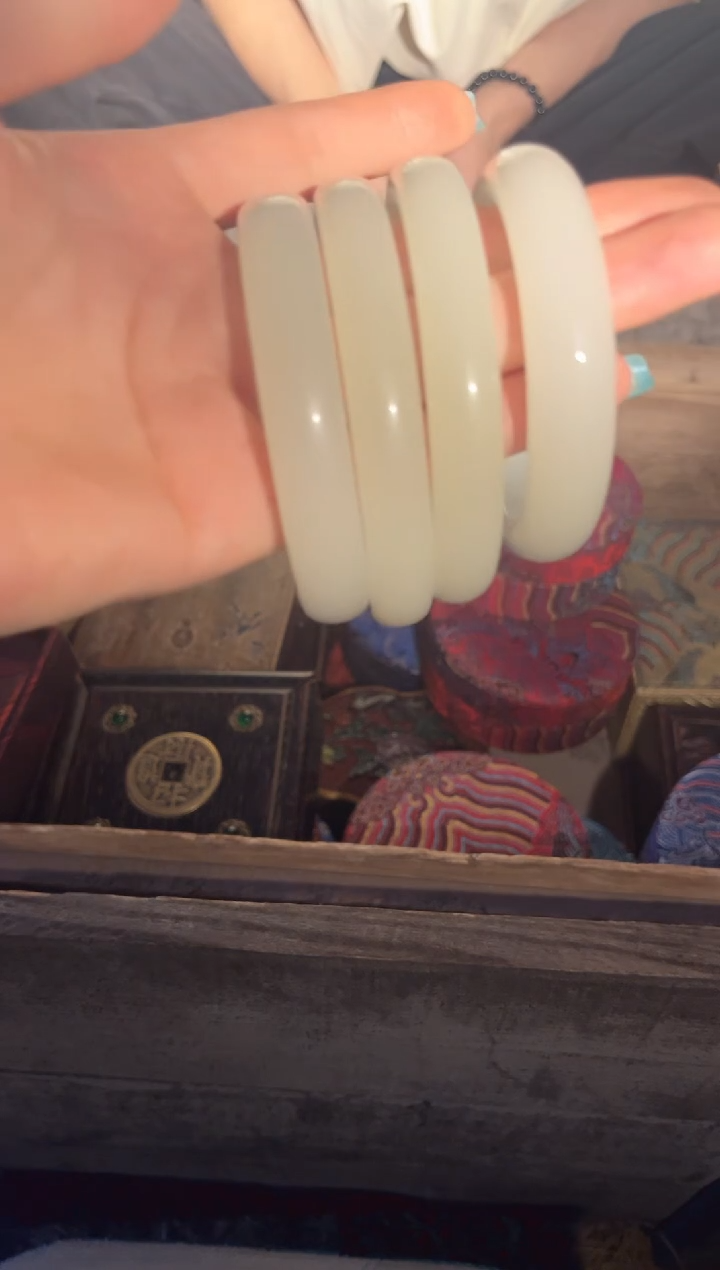 【闪购商品】【闪购商品】白色手镯四个