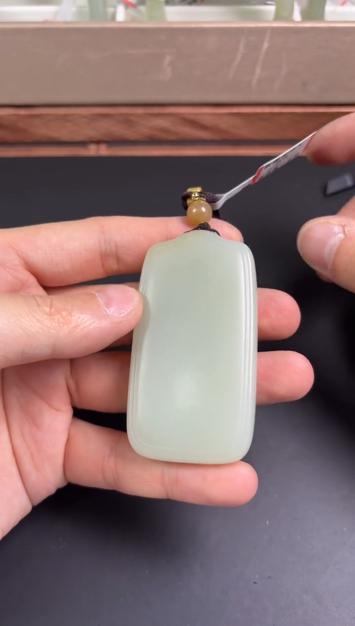 【闪购商品】和田玉吊坠(赠链)未镶嵌且末微色差迪克兰吊坠