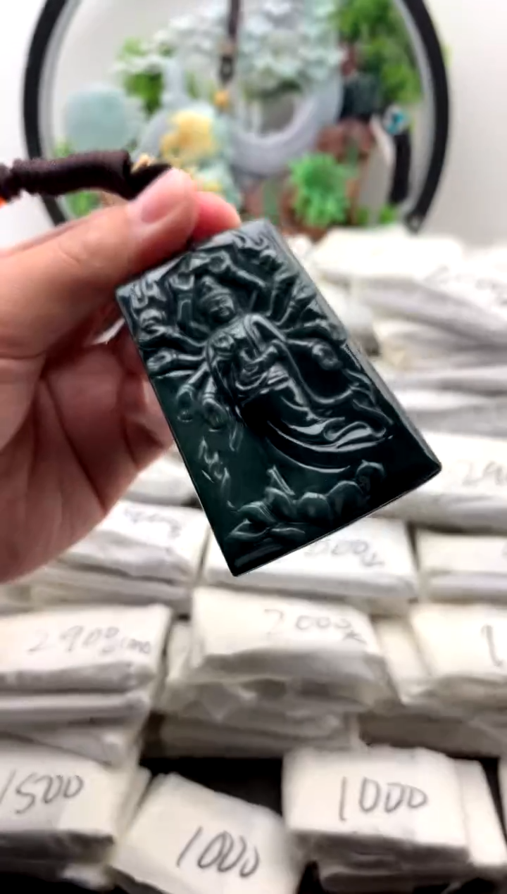 翡翠未镶嵌颈饰千手观音