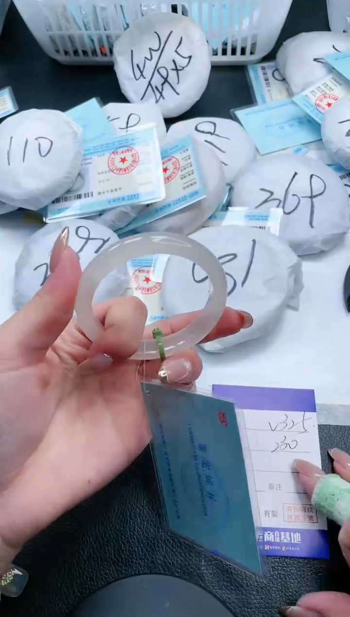 【闪购商品】石英质玉手镯未镶嵌20V325-53