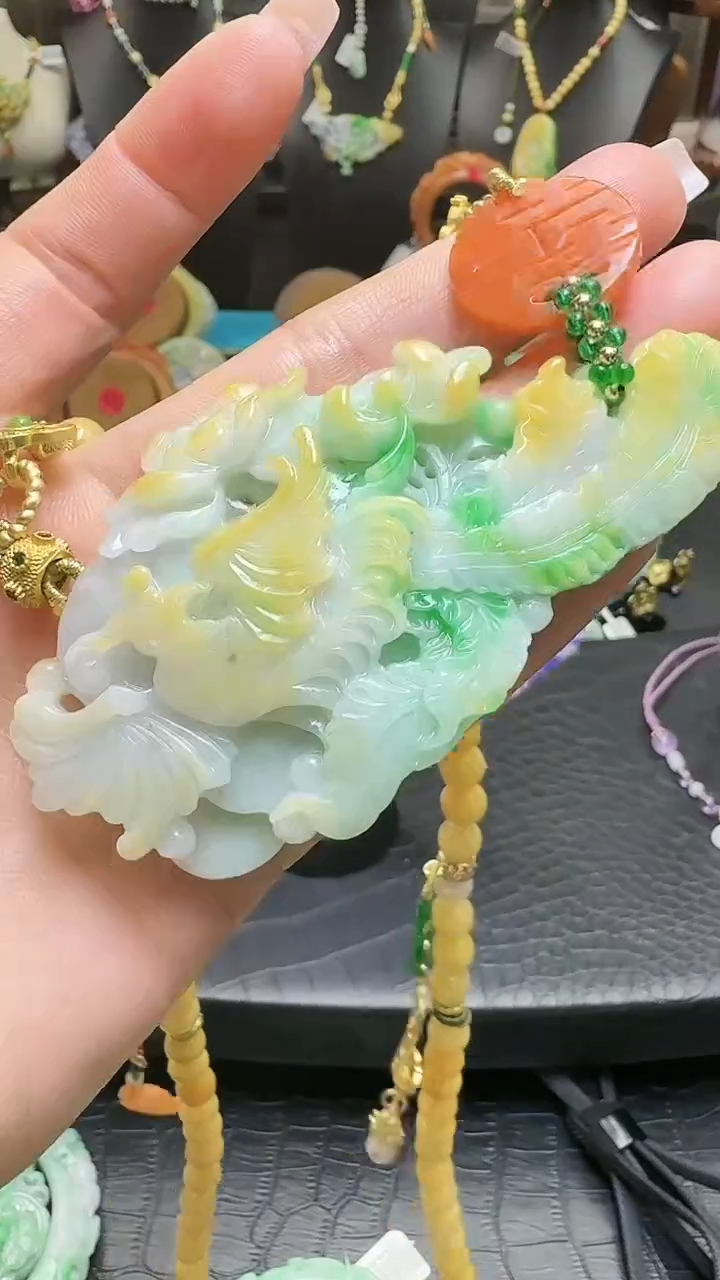 【闪购商品】翡翠颈饰未镶嵌黄加绿