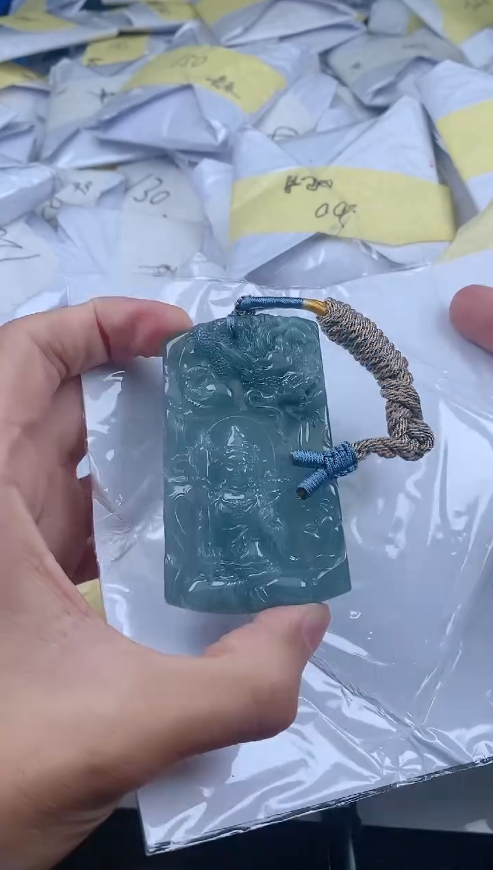 翡翠未镶嵌颈饰          