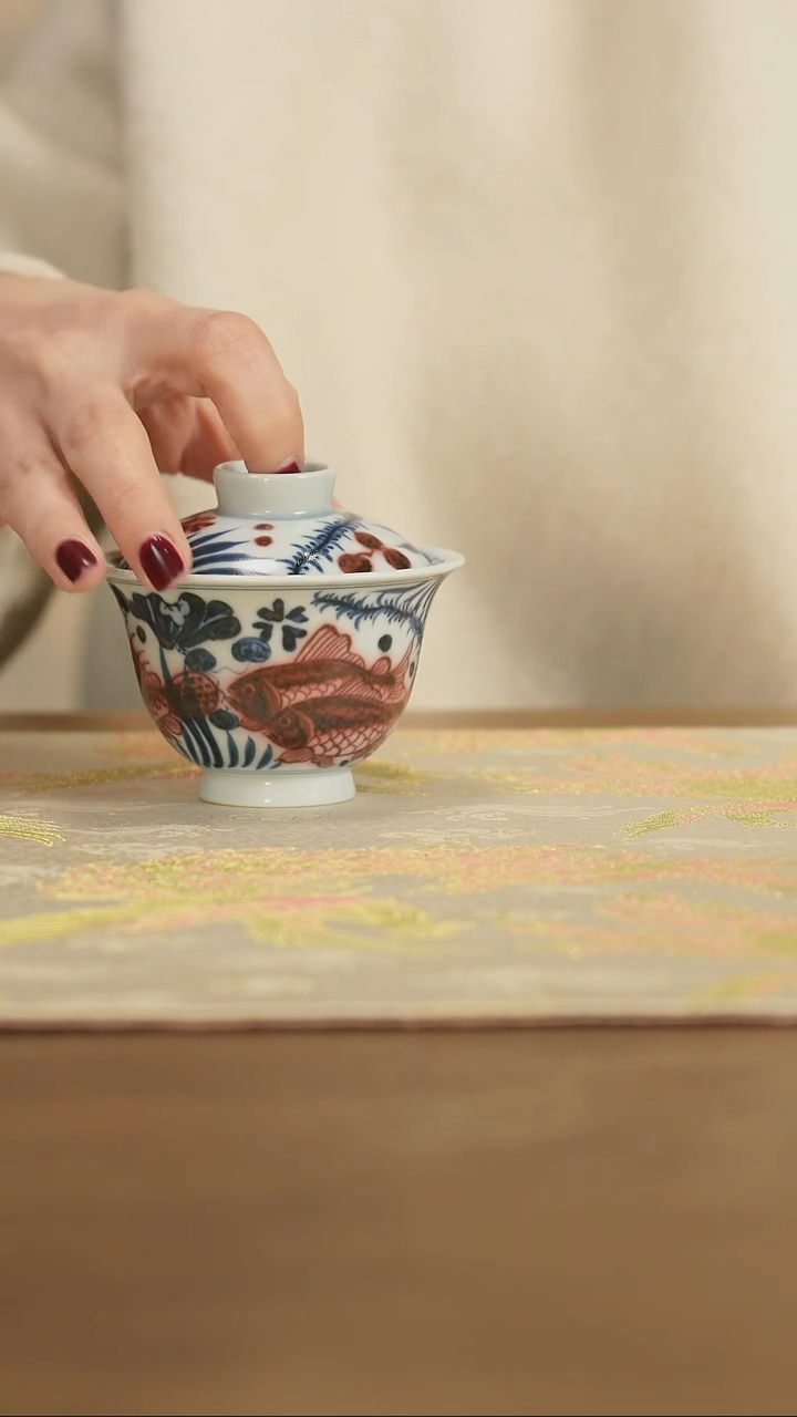 【闪购商品】景德镇手工青花釉里红鱼藻盖碗