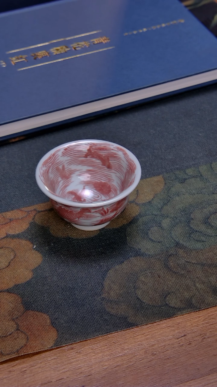 【闪购商品】贵红窑釉里红落花流水游鱼图大压手杯