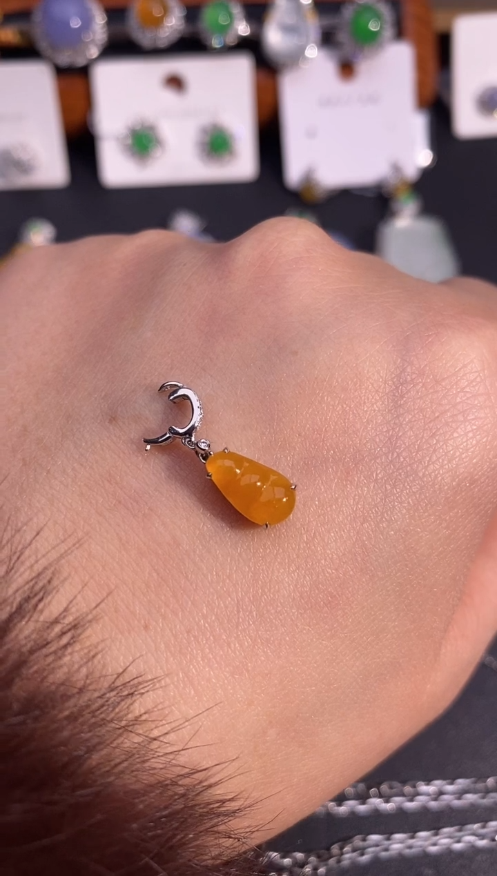 【闪购商品】翡翠颈饰18K金镶嵌吊坠