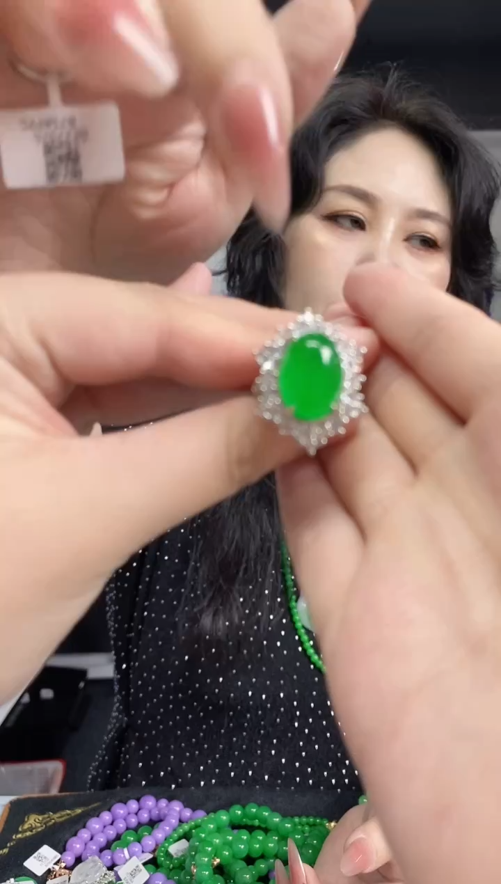 翡翠戒指未镶嵌闪购链接多样性发其一，颜色微差