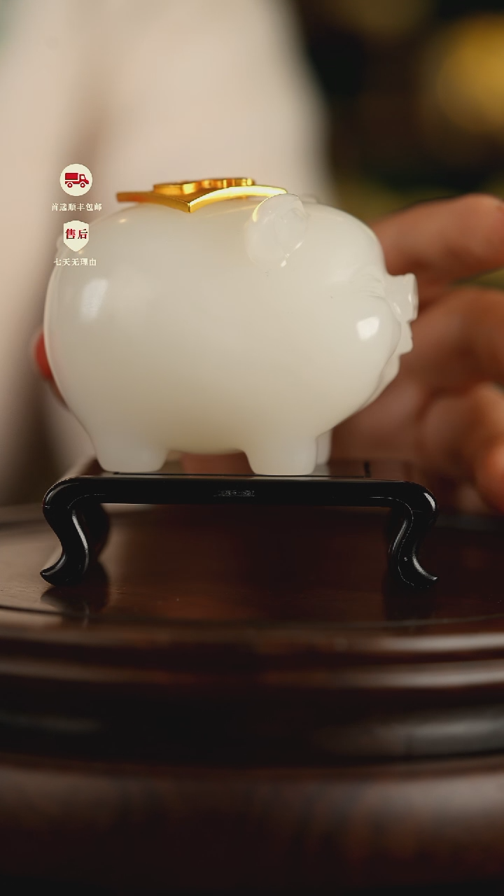 云南石荔枝白雕刻：猪猪福摆件