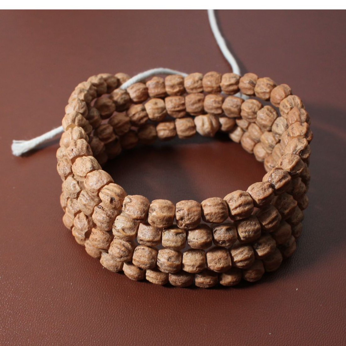 CJ6122百香籽7mm红皮顺纹方块热振柏香籽108