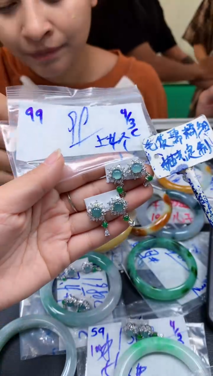 【闪购商品】定制翡翠未镶嵌99毛货需精细抛光挂件多样性拍一发一