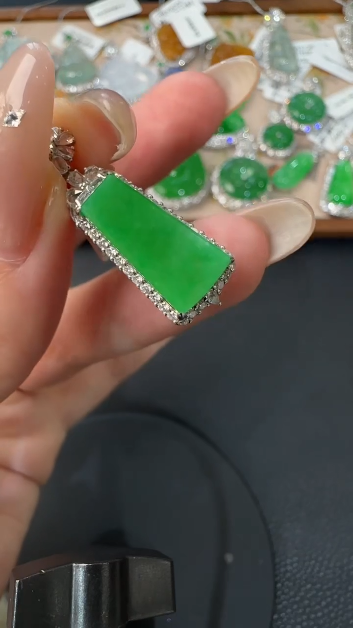 【闪购商品】翡翠吊坠(不含链)18K金镶嵌33