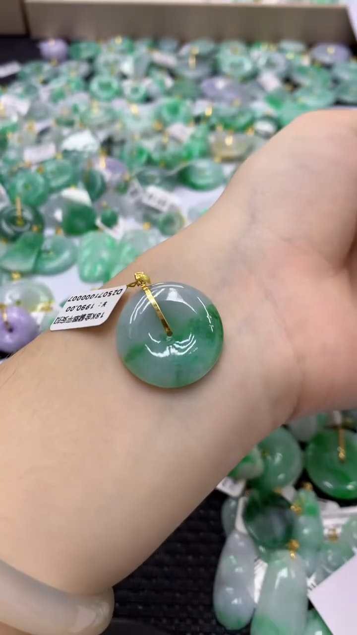 翡翠18K金镶嵌颈饰天然缅甸翡翠a货