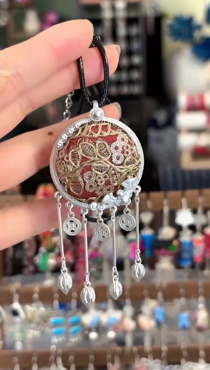 彩云南阁非遗老绣饰品15