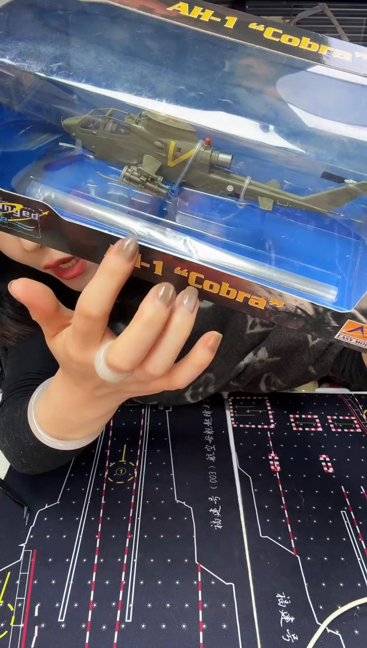 军绿色眼镜蛇模型